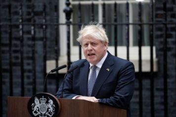 Boris Johnson renuncia ao cargo de premiê britânico