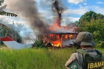 Operação do governo destrói avião e trator do garimpo em área yanomami